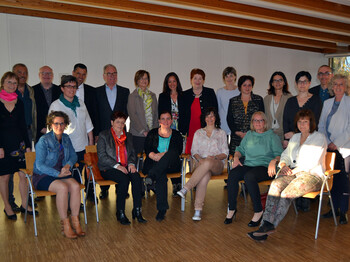 Viele Menschen versammeln sich für ein Gruppenfoto. 