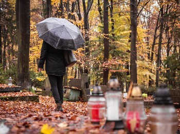 Last,Goodbye,For,Dead,Person.,Lonely,Sad,Woman,With,Umbrella