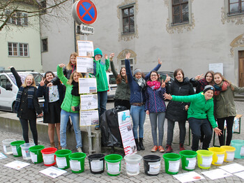 Jugendbotschafter in grüner Kleidung