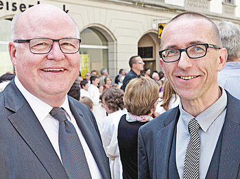 Ehemaliger Caritasdirektor Peter Klinger mit seinem Nachfolger Walter Schmolly. Beide tragen sie einen dunklen Anzug mit Kravatte.   