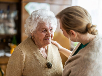 Health,Visitor,Talking,To,A,Senior,Woman,During,Home,Visit