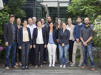 Ein Gruppenfoto von vielen Arbeitern. Alle sind nobel gekleidet.